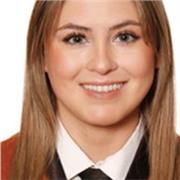 Profesora imparte clases de matemáticas a niños de entre 14 y 17 años